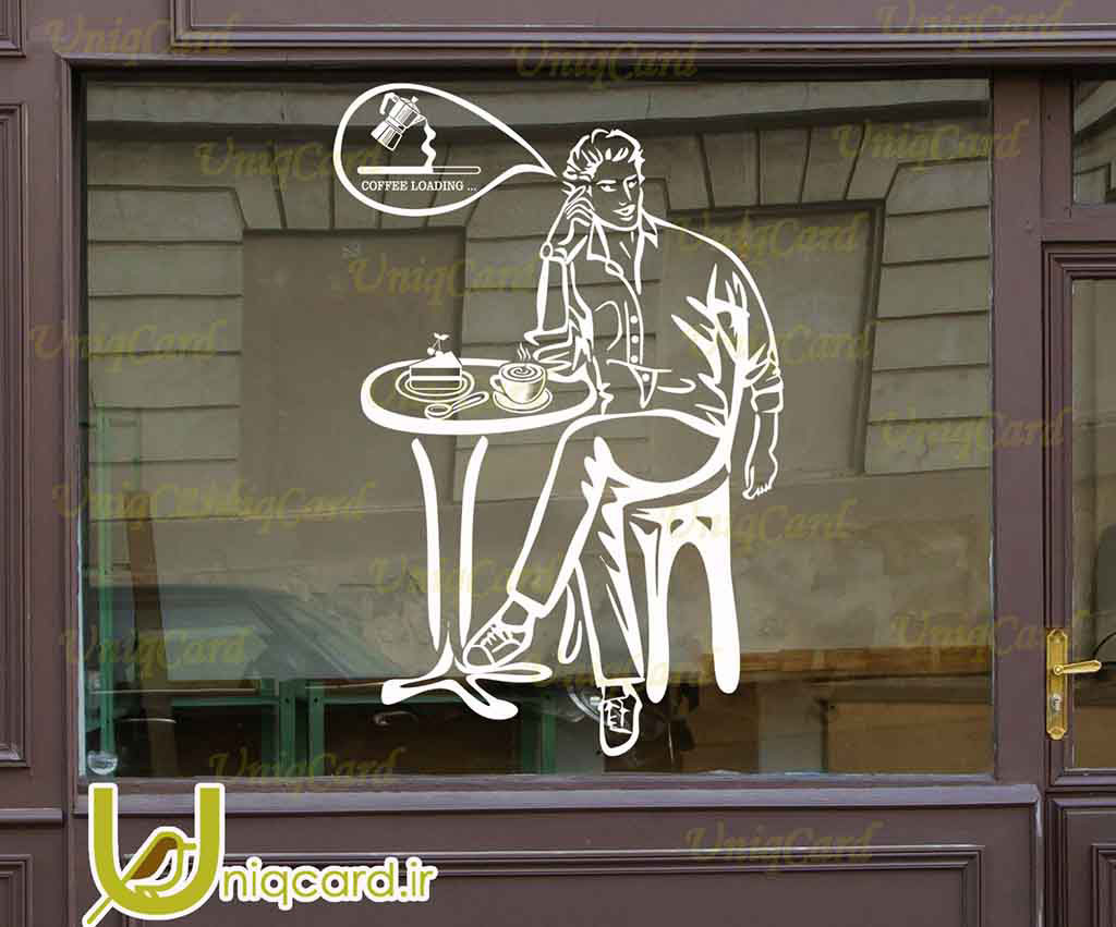 طرح لایه باز استیکر و برچسب شیشه کافی شاپ با طرح مرد درحال خوردن قهوه در کافه خیابونی